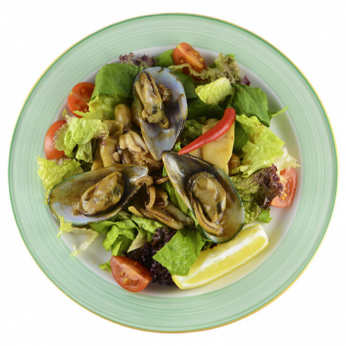 Салат «Морепродукты» в устричном соусе