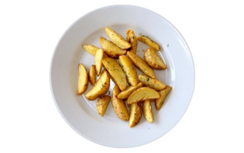 Картофельные дольки с чесноком и зеленью