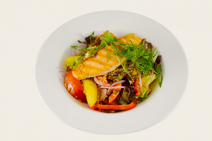 Теплый салат с лососем и соусом «Дижон»