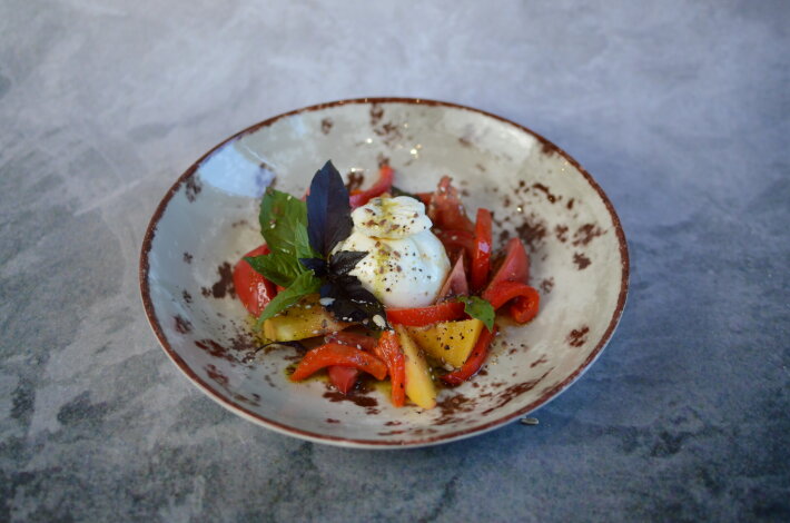 Салат  с сыром Буратта, томатами и базиликом