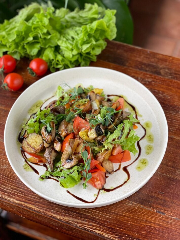 Салат с жареными грибами и свежими овощами