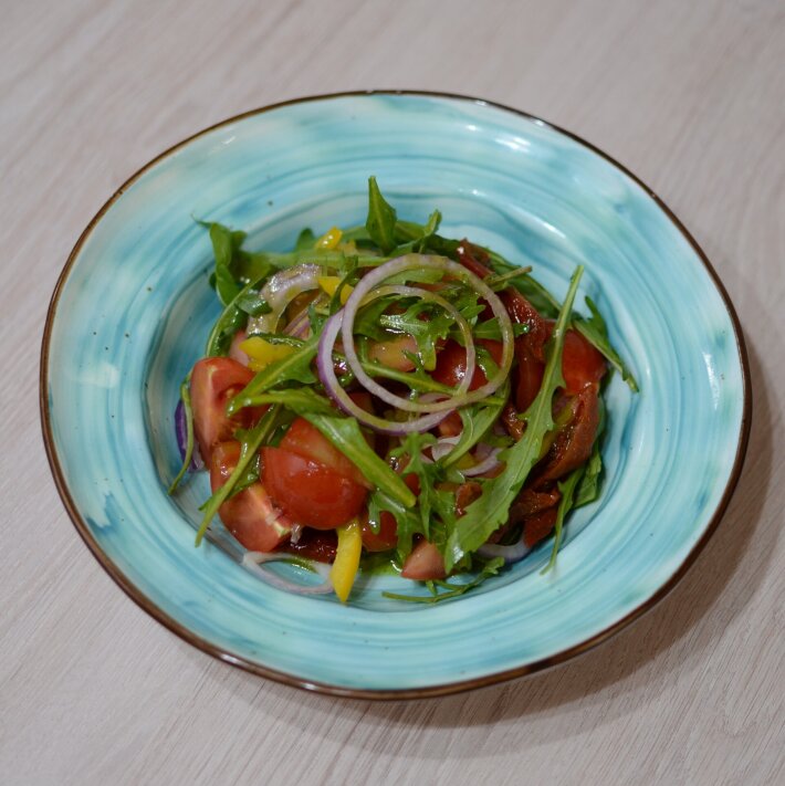 Салат ассорти из помидор с базиликовым соусом