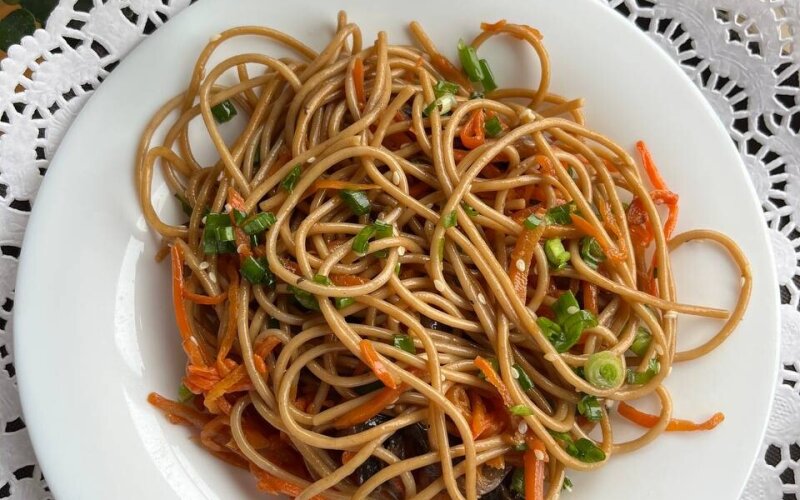 Спагетти гречневые с овощами