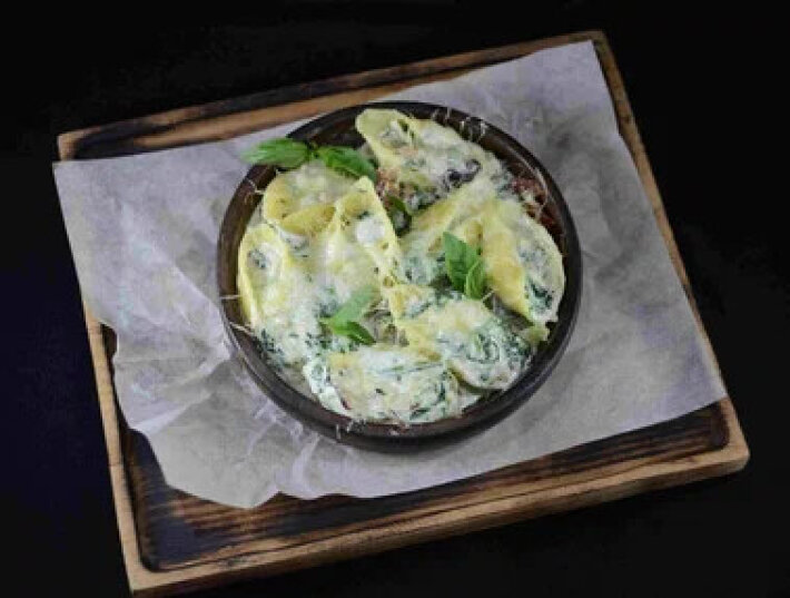 Конкильони с морепродуктами и шпинатом