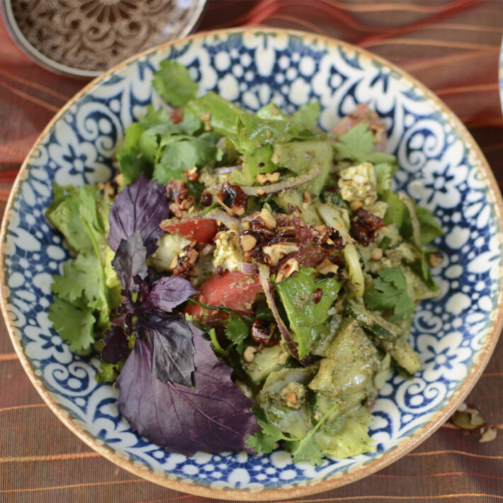Пряный салат с брынзой и свежими овощами