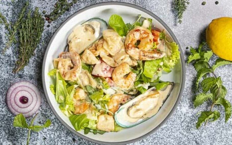 Салат с морепродуктами в сливочном соусе