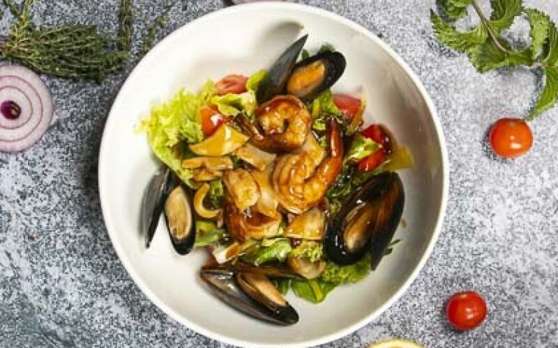 Салат с морепродуктами и устричным соусом