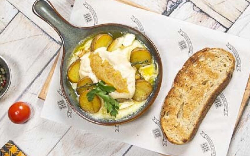 Запеченный сыр камамбер с картофелем бейби и щучьей икрой