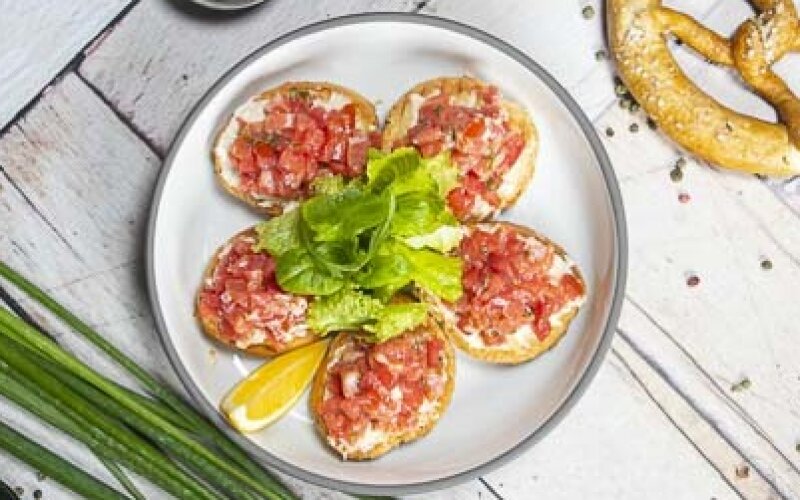Брускетта с лососем