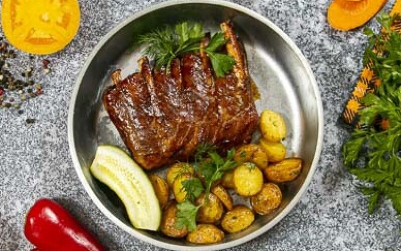 Свиные ребра с картофелем бейби в соусе барбекю