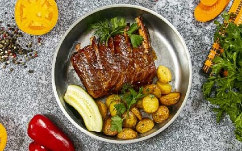 Свиные ребра с картофелем бейби в соусе барбекю