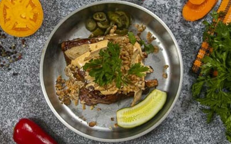 Свиные ребра с вешенками и хрустящим луком