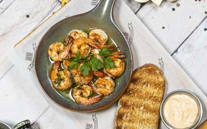 Тигровые креветки с чесноком и петрушкой