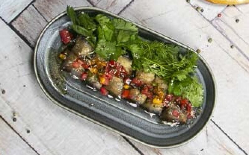 Рулетики из баклажанов с сырным кремом и орехами