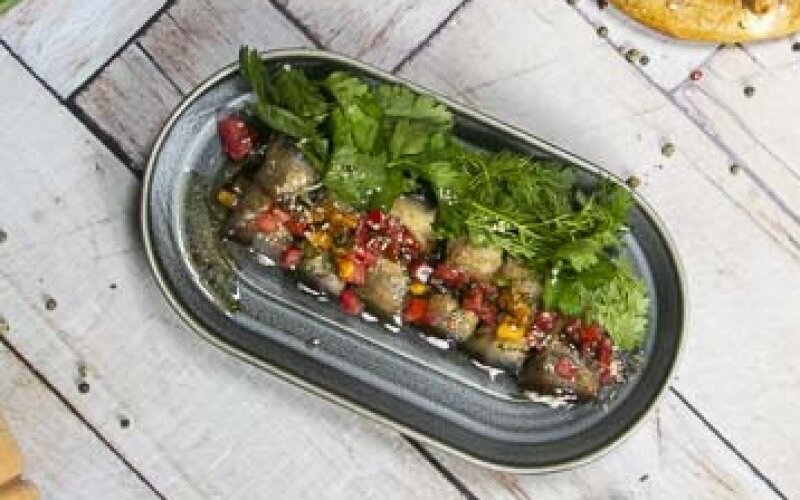 Рулетики из баклажанов с сырным кремом и орехами