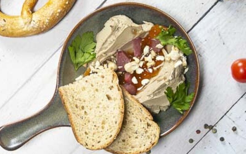 Куриный паштет с абрикосовым джемом и маринованной сливой