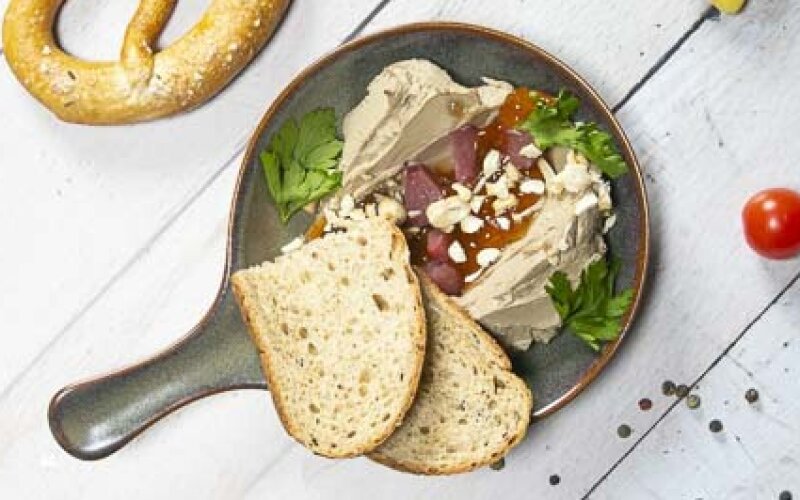 Куриный паштет с абрикосовым джемом и маринованной сливой