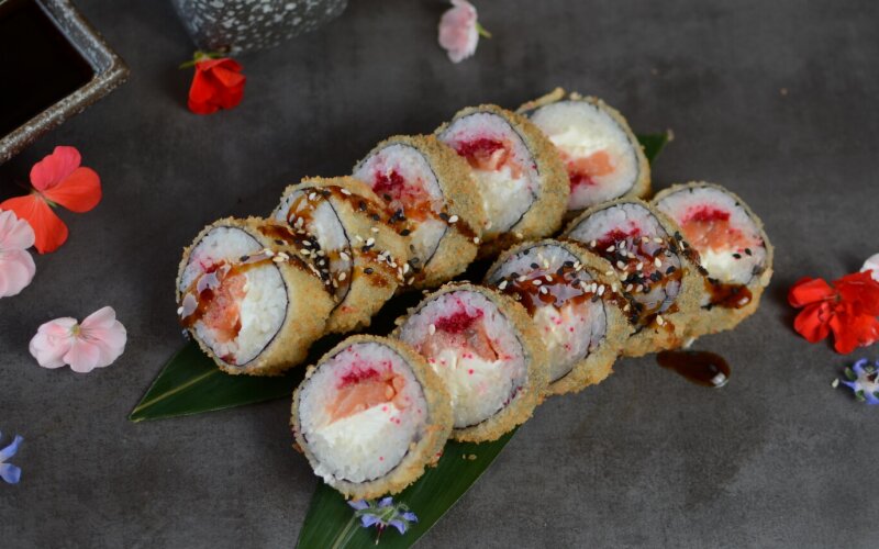 Жареный ролл с лососем