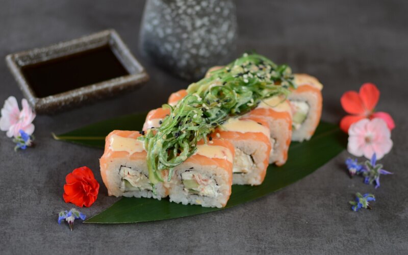 Ролл с лососем и чукой