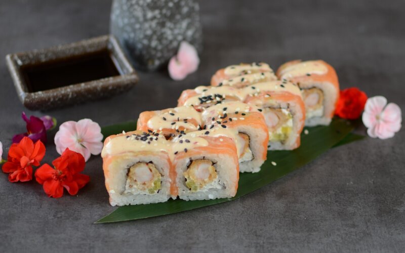 Ролл с лососем и креветкой темпура