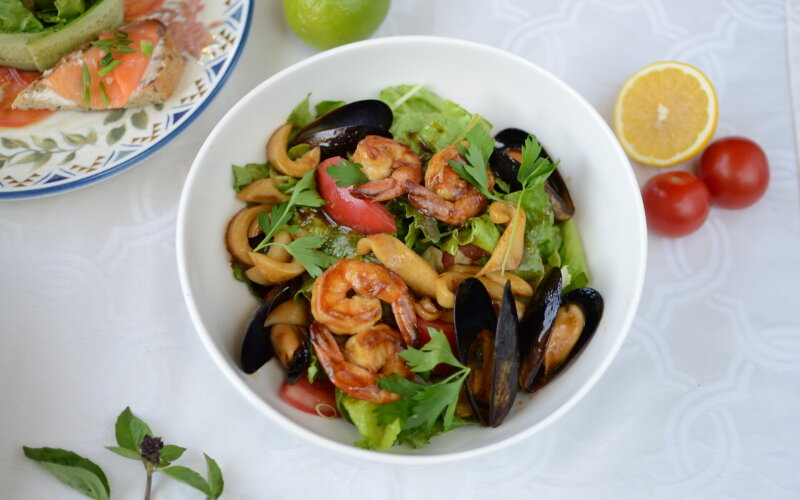 Салат с морепродуктами в устричном соусе