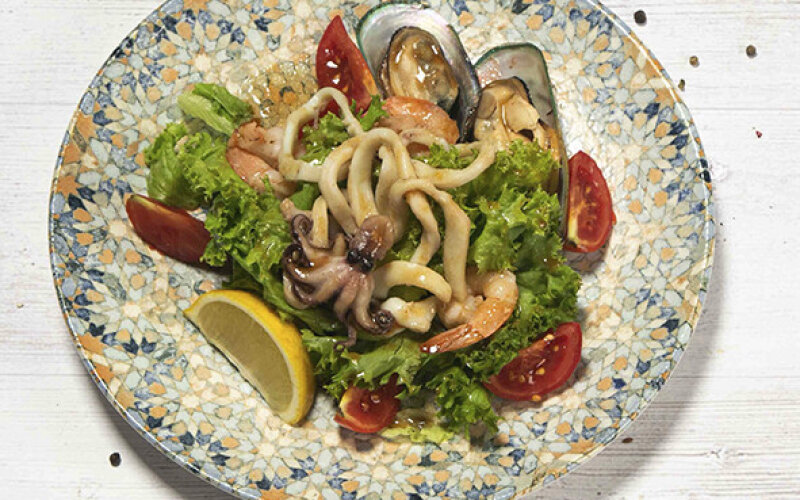 Салат с морепродуктами и устричным соусом