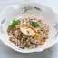 Зеленая гречка с яйцом пашот, беконом и грибами