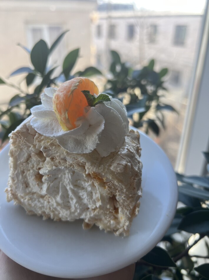 Меренговый рулет с мандарином