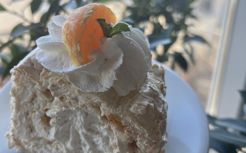 Меренговый рулет с мандарином