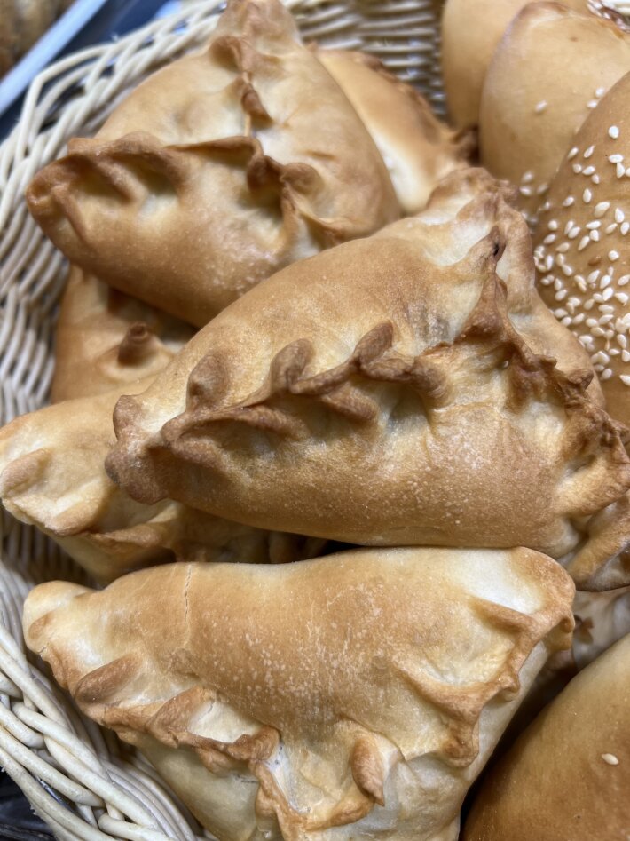 Пирожок постный с грибами и капустой.