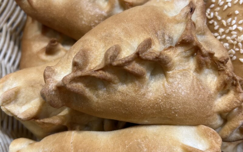 Пирожок постный с грибами и капустой.