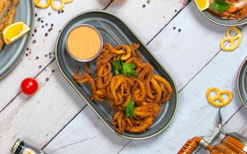 Щупальца кальмара с соусом на выбор