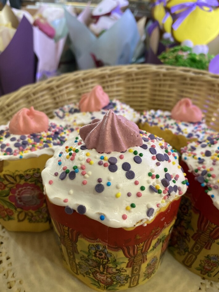 Кулич творожный с изюмом