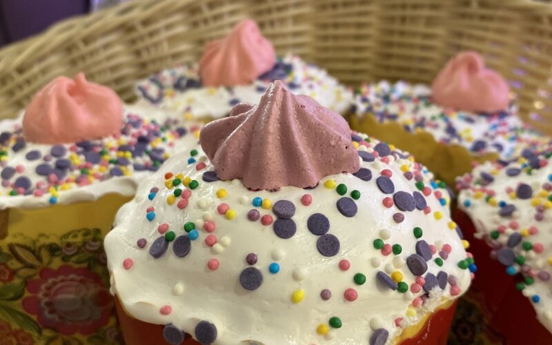 Кулич творожный с изюмом