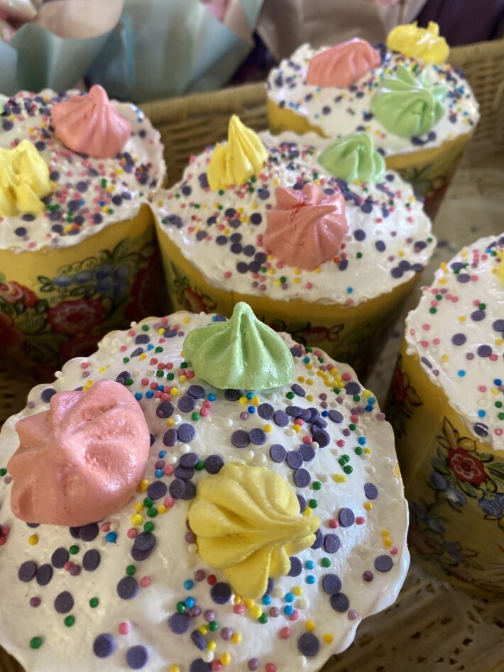 Кулич творожный с изюмом