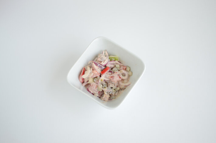 Салат с говядиной и помидорами