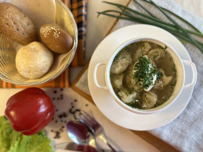 Пельмени мясные с бульоном