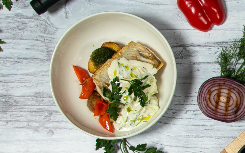 Судак с овощами и сливочным соусом