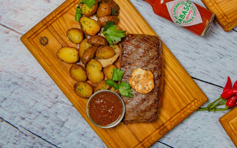 Фланк стейк с картофелем бейби