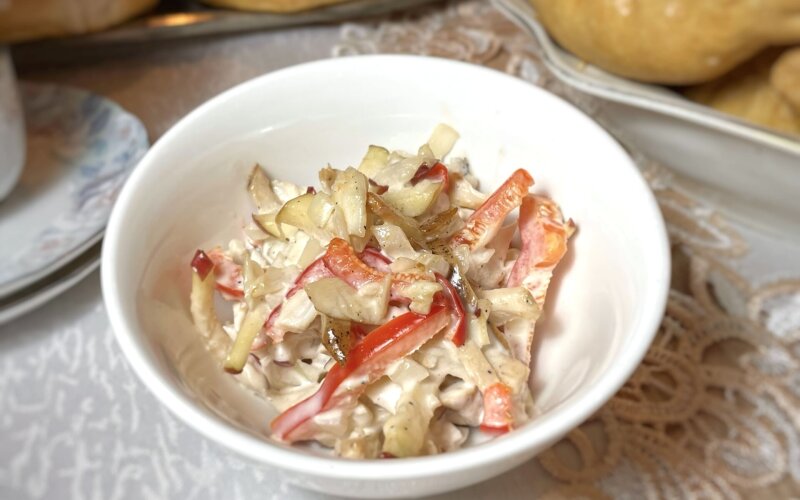 Салат из курицы с яблоком