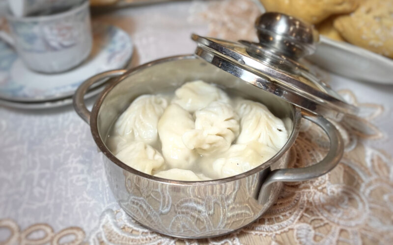 Бульон с рыбными пельмешками