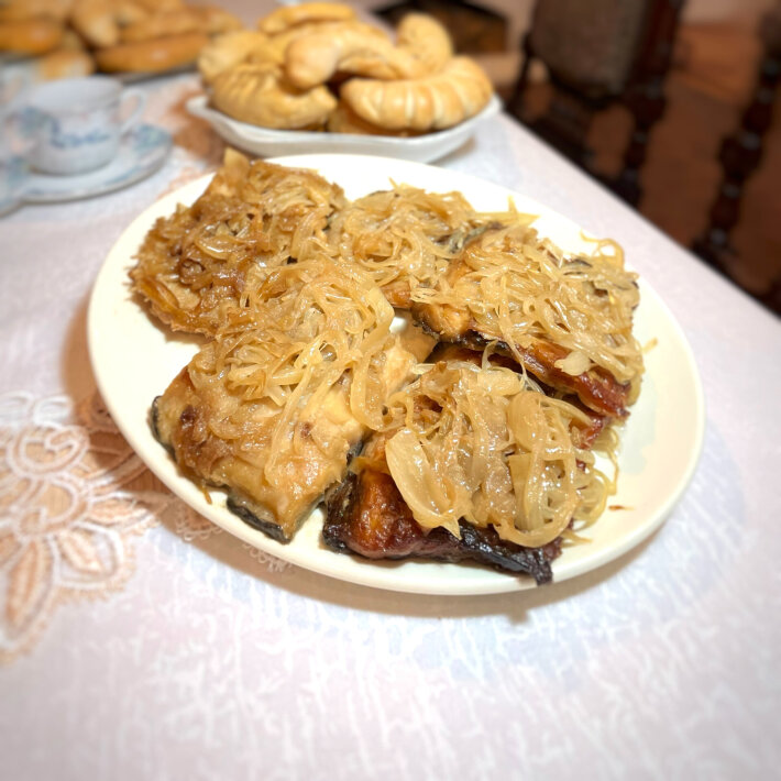 Сазан жареный с луком