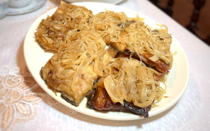 Сазан жареный с луком