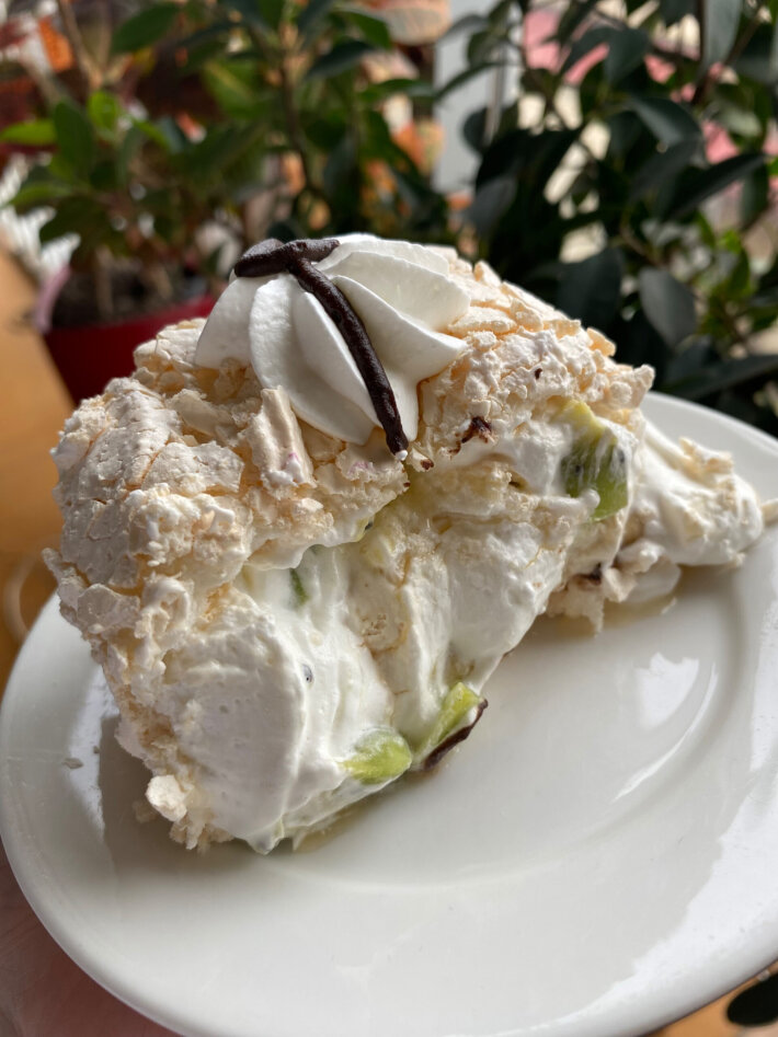 Меренговый рулет с бананом и киви