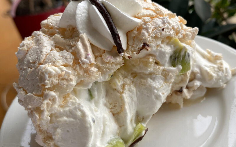 Меренговый рулет с бананом и киви