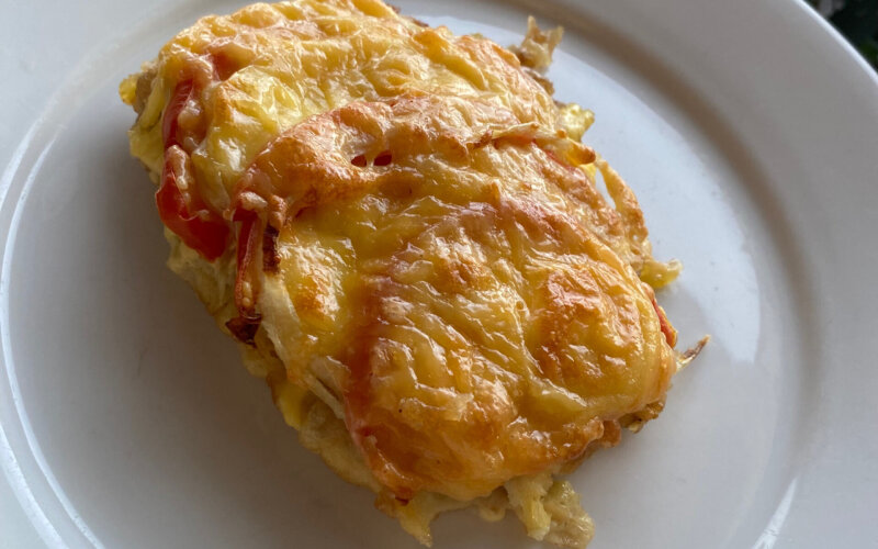 Куриная отбивная с помидорами и луком