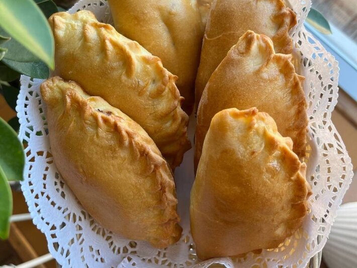 Пирожок с печенью и капустой