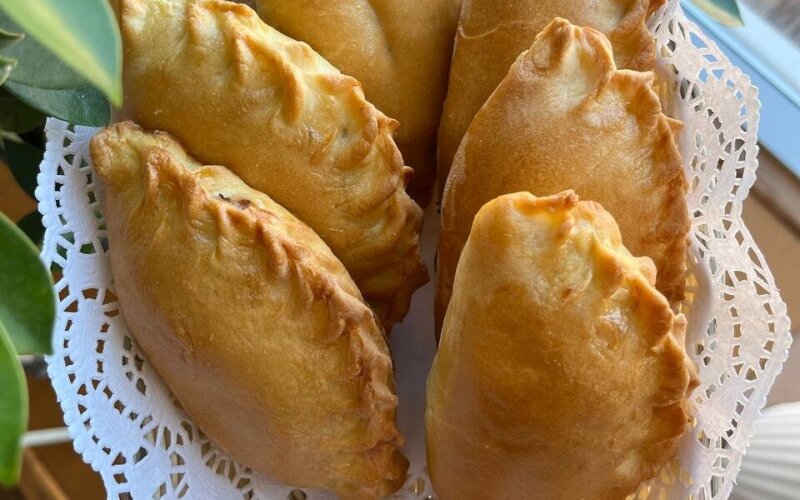 Пирожок с печенью и капустой