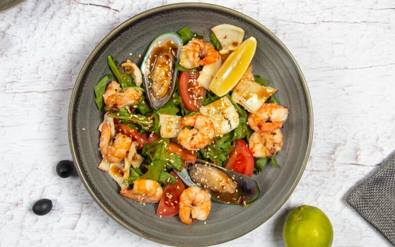 Салат с руколой и
морепродуктами