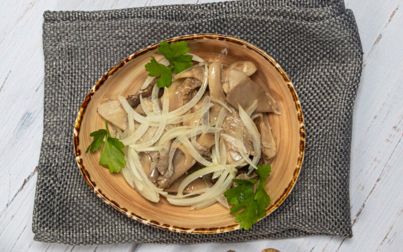Грибы маринованные